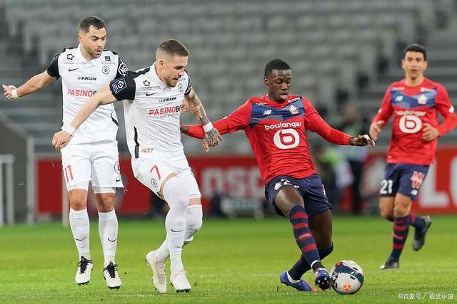 马菲奥向镜头做5比2手势 嘲讽皇马5比2不敌巴萨